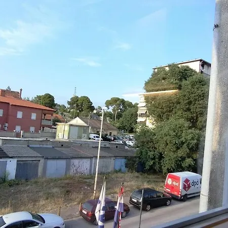 Cute Marla Art Close To Center Appartement Pula