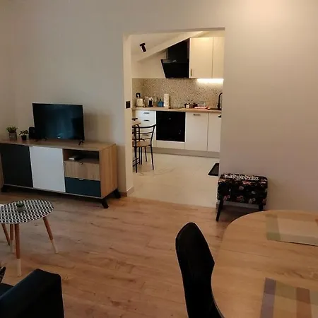 Cute Marla Art Close To Center Daire Pula