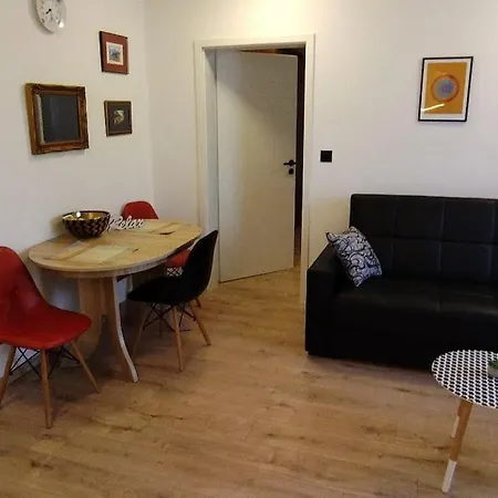 Daire Cute Marla Art Close To Center Pula