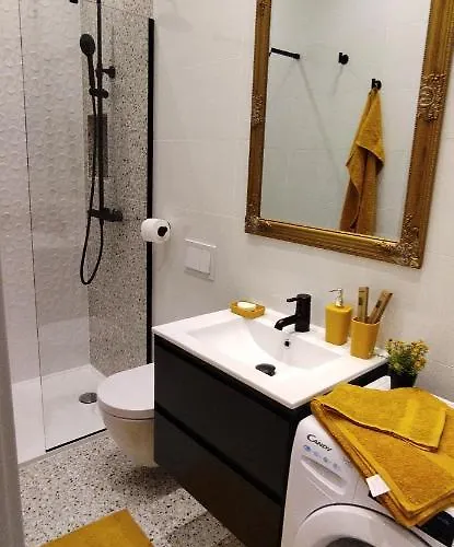 Cute Marla Art Close To Center 公寓